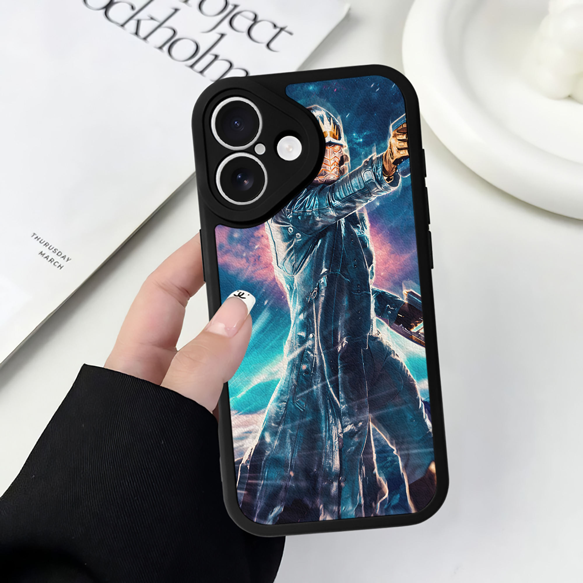 （画像用） アベンジャーズ The Avengers 【iPhone 16シリーズ対応】シリコンスマホケース（レザー調） 材質：シリコン